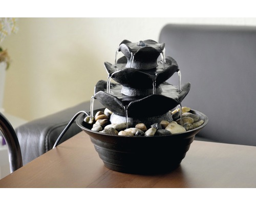 Fontaine d''intérieur décorative avec cascades et pierres sur une table