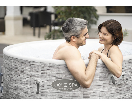 Ein Paar entspannt in einem Lay-Z-Spa Vancouver Outdoor Whirlpool.