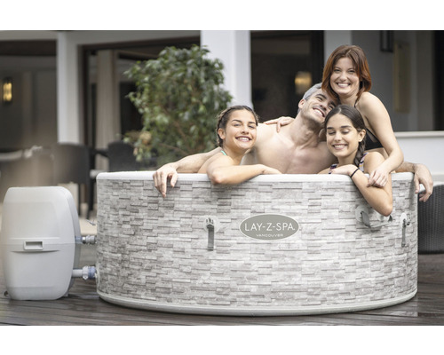 Lay-Z-Spa Vancouver Whirlpool mit vier Personen im Garten