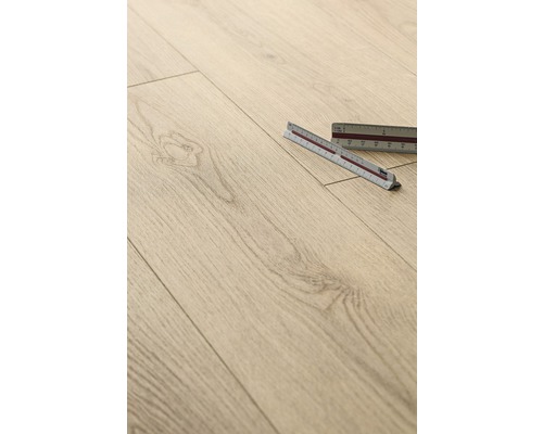 Heller Laminatboden mit Gliedermaßstab