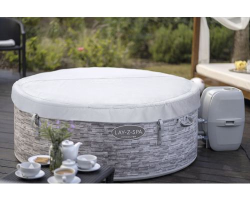 Lay-Z-Spa Vancouver Whirlpool mit Abdeckung und Steuereinheit auf einer Terrasse