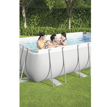 Familie entspannt im rechteckigen Aufstellpool im Garten.