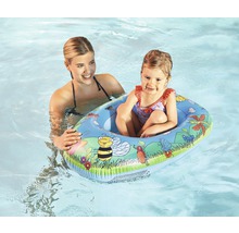 Mutter und Kind mit aufblasbarem Schwimmring im Wasser