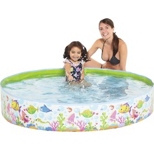 Kinderpool mit Fischmuster und zwei Personen