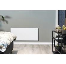 Pièce à vivre avec chauffage mural à côté d''un lit et d''une étagère