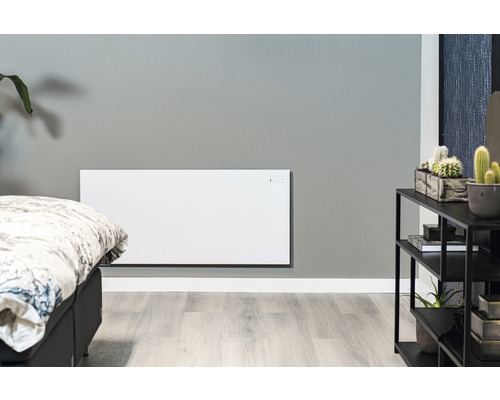 Wohnraum mit Wandheizung neben einem Bett und einem Regal