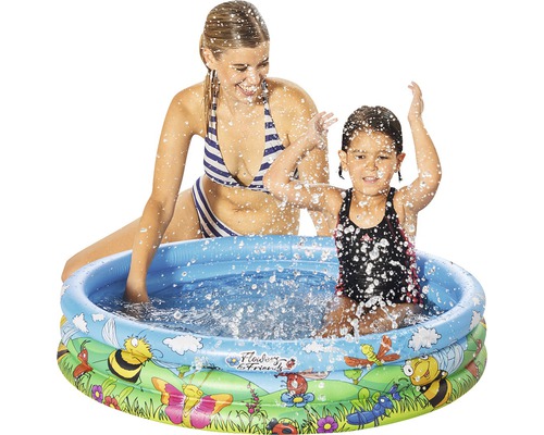 Une mère et son enfant jouent dans une pataugeoire gonflable à motifs d''animaux pour le jardin