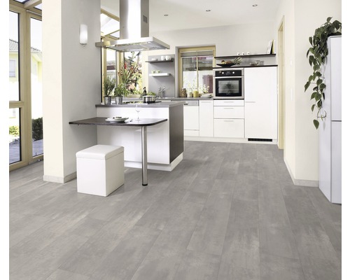 Cuisine claire avec kitchenette, table à manger, tabouret et revêtement de sol gris