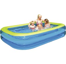 Aufblasbarer Rechteckpool mit spielenden Personen