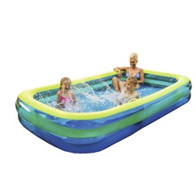 Aufblasbarer rechteckiger Pool mit spielenden Kindern und einer Frau