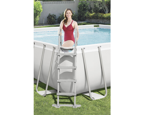 Frau steigt über eine Poolleiter in ein Frame-Pool-Set