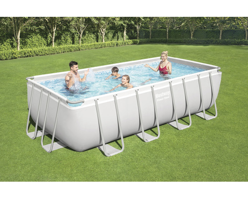Rechteckiger Pool mit Familie im Garten