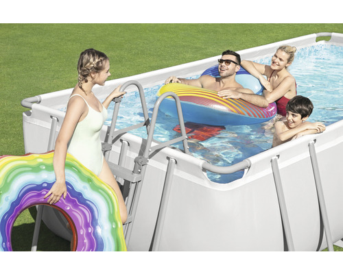 Rechteckiger Stahlrahmenpool mit Familie im Garten