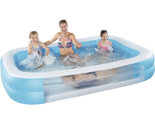 Aufblasbarer Pool mit spielenden Personen im Wasser