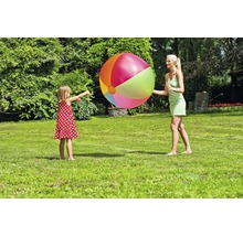 Frau und Mädchen spielen mit einem aufblasbaren Ball im Garten.