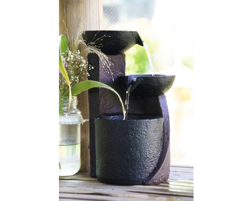 Fontaine à trois niveaux avec débit d''eau