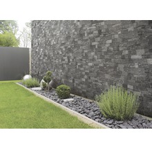Jardin avec parement mural en pierre, gravier décoratif et plantes