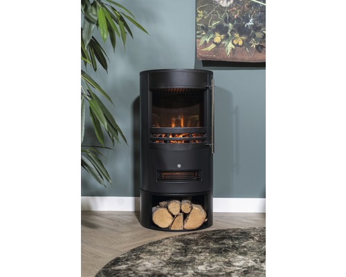 Poêle à bois noir avec bûches dans le compartiment de rangement