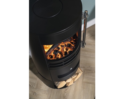 Poêle à bois noir avec bûches