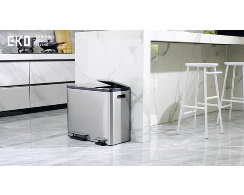 Abfalleimer aus Edelstahl mit offenem Deckel in moderner Küche