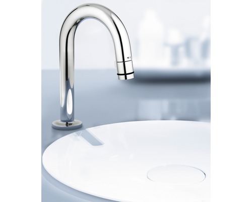 Robinet de lavabo en métal au-dessus d''un lavabo blanc