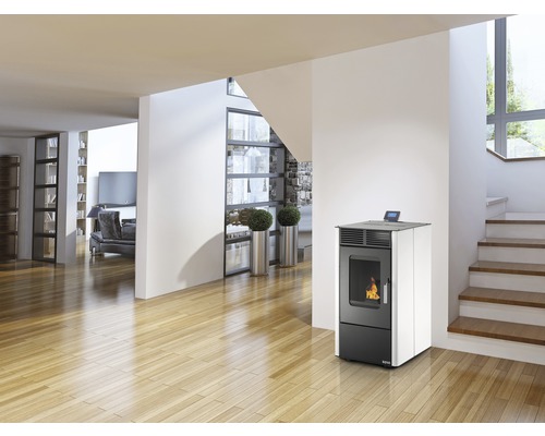 Espace de vie moderne avec poêle à granulés, escalier et parquet