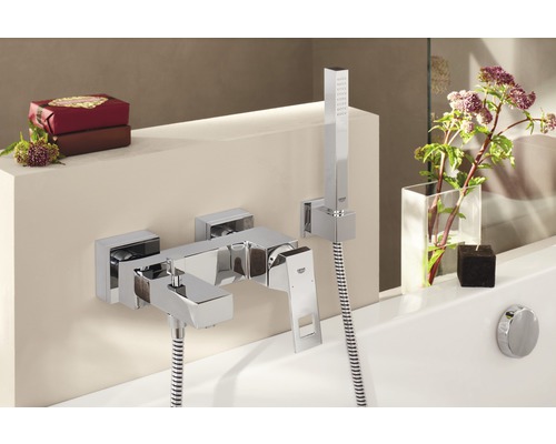 Robinet de baignoire apparent avec douchette dans la salle de bain