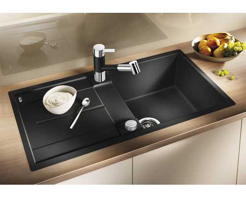 Spüle mit Abtropffläche und Küchenarmatur auf einer Küchentheke