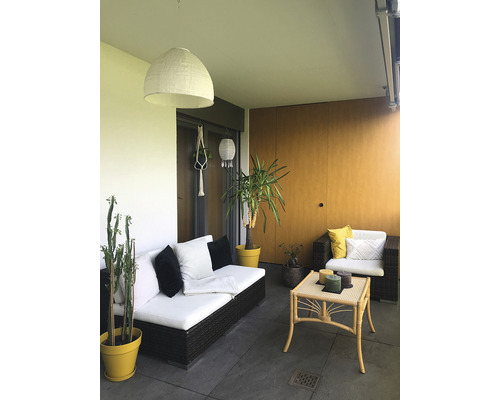 Balkon mit Sitzgruppe, Couchtisch und Zimmerpflanzen in Töpfen