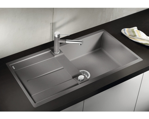 Küchenspüle mit Abtropffläche und Armatur