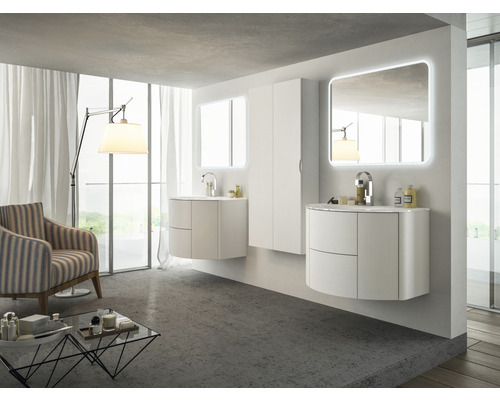 Salle de bain avec lavabos, miroirs, armoire et fauteuil dans une pièce lumineuse