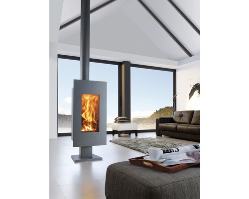 Modernes Wohnzimmer mit Kaminofen, Sofa und großem Fenster für ein helles, organisiertes Ambiente.