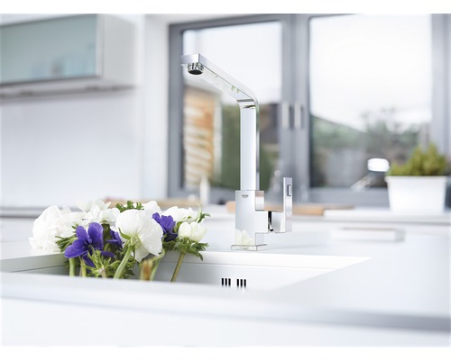 Küchenszene mit modernem, eckigem Wasserhahn am Spülbecken