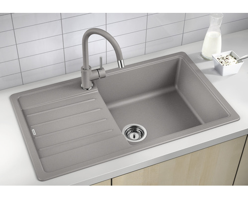Évier de cuisine gris avec égouttoir et robinet