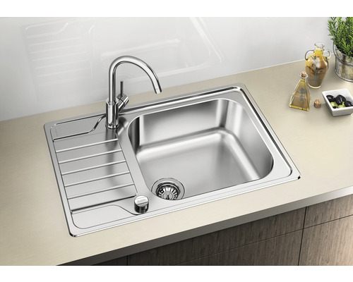 Évier en acier inoxydable avec égouttoir et robinetterie