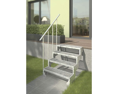 Metall Aussentreppe mit Geländer vor einem Haus