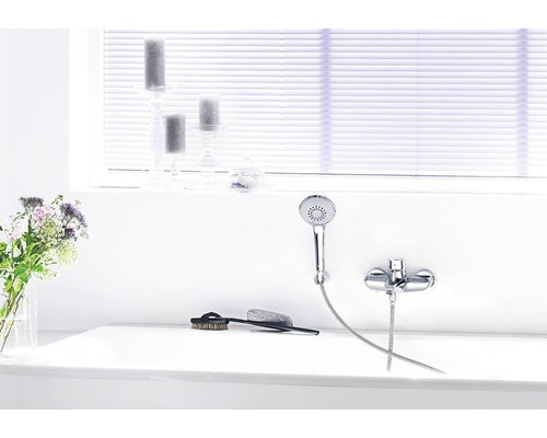 Salle de bains avec baignoire, douchette et robinetterie