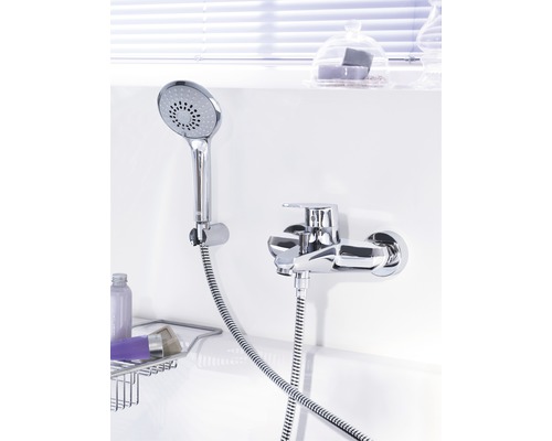 Robinet de douche apparent avec douchette à main et flexible de douche dans la salle de bain