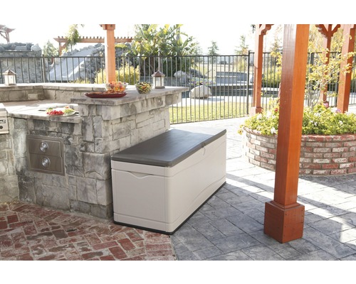 Scène de jardin avec coffre de rangement extérieur