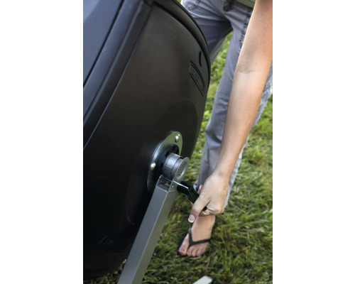 Gros plan d''une personne utilisant un composteur.