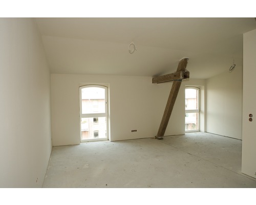 Heller Raum mit zwei Fenstern und einer Holzkonstruktion zur Stabilisierung