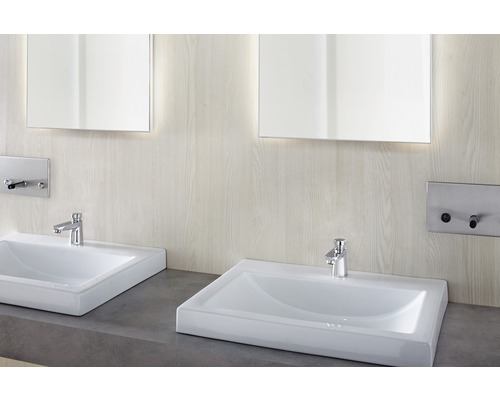 Badezimmer Waschbecken mit Armatur und Spiegel