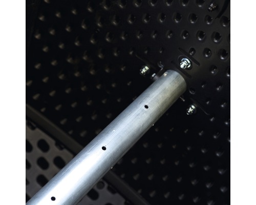 Vue intérieure d''un composteur avec barre métallique