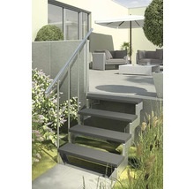 Aussentreppe mit Geländer vor Terrasse und Garten