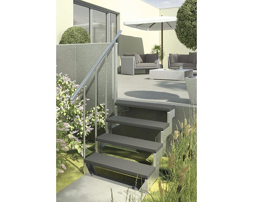 Aussentreppe mit Geländer vor Terrasse und Garten