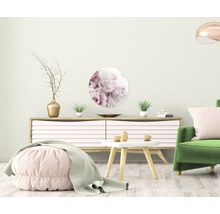Wohnzimmer mit Kommode, Dekoration und runder Wanddekoration mit Blumenmuster