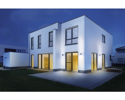 Maison d''habitation moderne avec éclairage extérieur dans le jardin la nuit