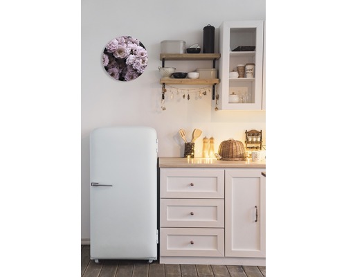 Scène de cuisine avec réfrigérateur, étagère murale et décoration ronde à motif floral