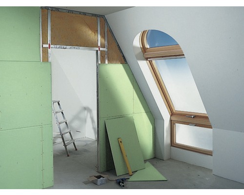 Aménagement des combles avec plaques de plâtre, profilés métalliques et fenêtre de toit