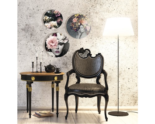 Interieuransicht mit runden Wandbildern, Beistelltisch, Stuhl und Stehlampe